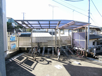 【その他共用部分】 | 屋根付きの駐輪場で雨が降っても大切な自転車が濡れなくてすみますね♪自転車はちょっとした移動手段に便利ですよね！