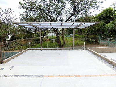 【その他共用部分】 | ジェミニB | 屋根付きの駐輪場で雨が降っても大切な自転車が濡れなくてすみます♪自転車はちょっとした移動手段に便利ですよね！