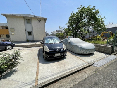 【駐車場】 | ジェミニB | いつでも目の届く敷地内に駐車場があります♪荷物がかさばりがちなお買物にも、敷地内駐車場があると便利ですよね☆