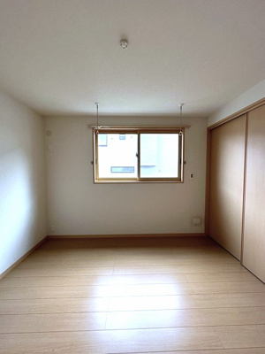 【寝室】 | ジェミニB | 南東向き洋室6.1帖☆室内物干しがあるので、雨の日やお出掛け時にとても便利☆花粉や梅雨の時期に重宝しますね♪