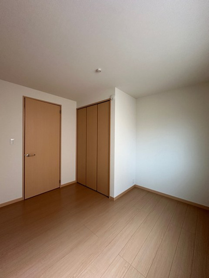 【子供部屋】 | ジェミニB | 洋室5.3帖☆こちらのお部屋にもクローゼットがあります♪お洋服の多い方も安心の収納力です！