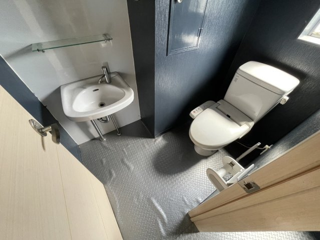 春日ビルⅡのトイレ|落ち着いた色調のトイレです