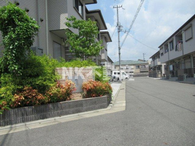 【エントランス】 | サン・メゾンA棟・（東花園賃貸） | ゆとりのあるエントランスです