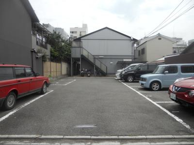 エーシェント室町の駐車場