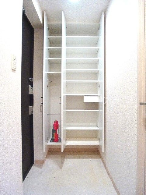 ParkCube浅草田原町の玄関|収納豊富なトールタイプのシューズＢＯＸです