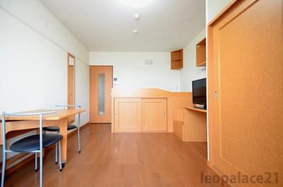 【居間・リビング】 | レオパレススリーアローズ