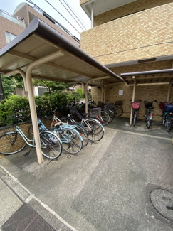 【その他共用部分】 | 自転車置き場です。
雨が降っても安心です。