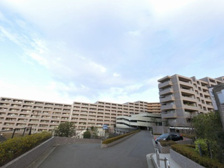 【外観】 | 南西向き9階、みなとみらいをリビングから望めます。
収納力のあるWIC設置。家族と会話が弾む対面キッチン採用♪