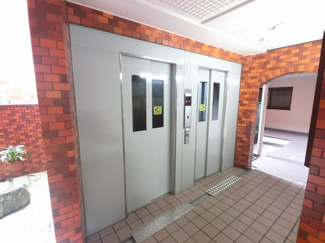 【その他共用部分】 | お買い物時やベビーカーの出し入れに便利なエレベーター付
混雑時にも便利なエレベーター2基付です。