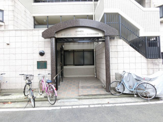 【エントランス】 | JR京浜東北線・根岸線「石川町」駅バス16分「本牧大里町」停歩1分。
