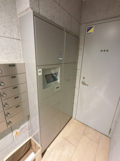 【その他共用部分】 | 不在時にもお荷物が受け取れる宅配ボックスです。