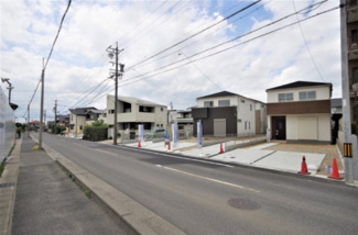 【前面道路含む現地写真】 | 2号棟　現地（2020月5月）撮影
前面道路は南側幅員約9.61mの公道。