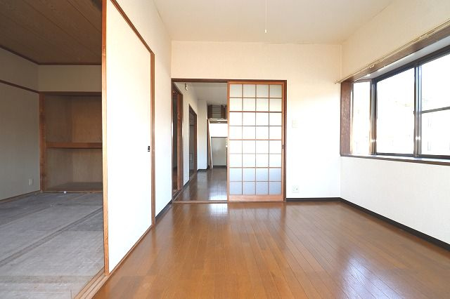 イーストハイツの洋室|落ち着いた色調の洋室です