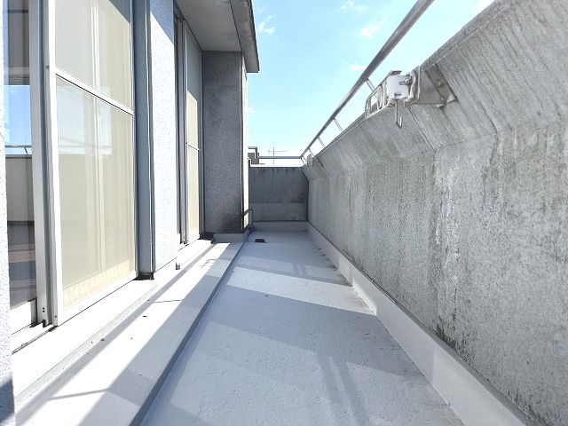 カーサM1のバルコニー|外からの目が気にならないバルコニーで洗濯物が干せます