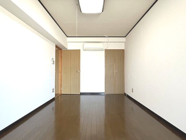 カーサM1の洋室|こちらのリビングで趣味の時間をお楽しみください