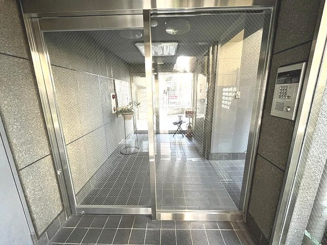 カーサM1のエントランス|落ち着いたエントランスです