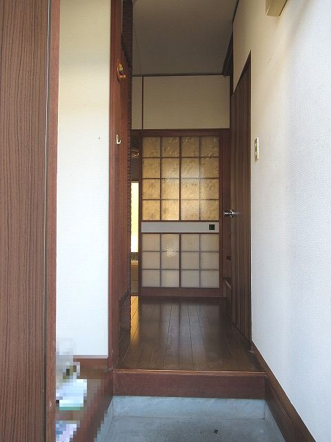 加賀野井棟割貸家の玄関|明るい玄関です