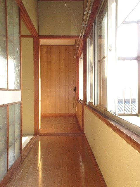 加賀野井棟割貸家のその他|明るい色調の室内です