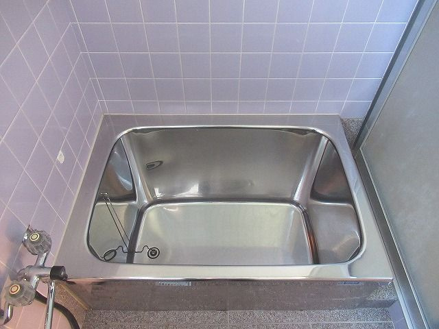 加賀野井棟割貸家の浴室|お風呂で日々の疲れを落としましょう