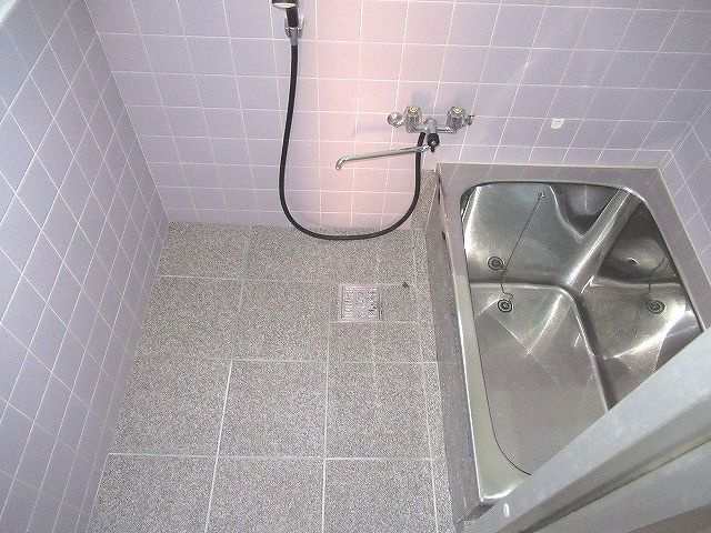 加賀野井棟割貸家の浴室|きれいなお風呂です