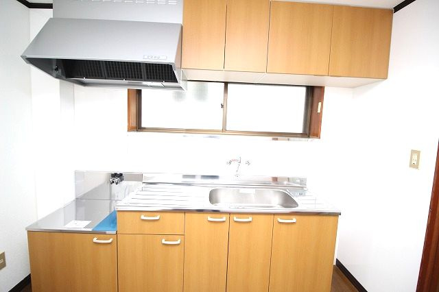 コーポ新橋のキッチン|コンパクトなキッチンで掃除もラクラク