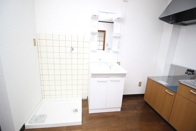 コーポ新橋の洗面所|コンパクトで使いやすい洗面所