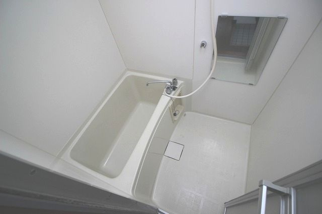 コーポ新橋の浴室|日々の疲れを癒すお風呂付です