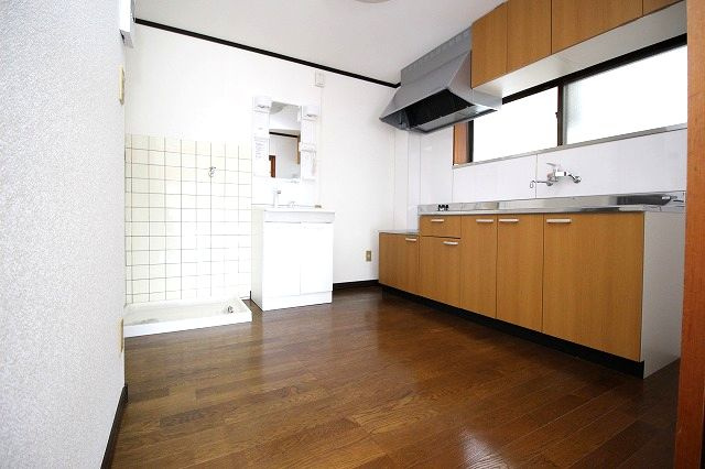 コーポ新橋の居間・リビング|こちらのリビングで趣味の時間をお楽しみください