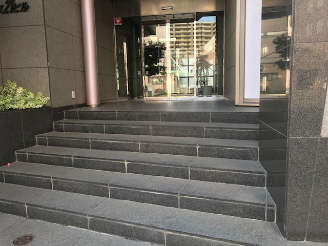 オフィス２１ビルのエントランス