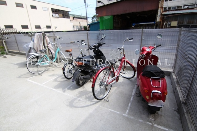 丸の内SIXTEENの駐車場|バイク置き場♪