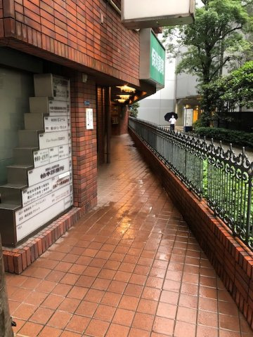 新宿区西新宿７丁目の店舗事務所のエントランス