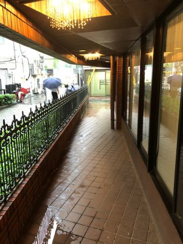 新宿区西新宿７丁目の店舗事務所のエントランス