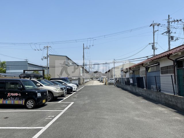 プレジール八尾南の駐車場