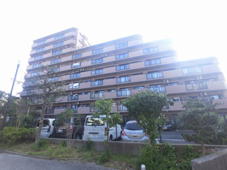 【外観】 | 家族と会話が弾む対面キッチン採用。
お子様のお昼寝にも便利なリビング横和室♪