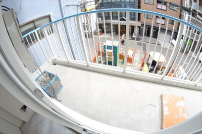 【バルコニー】 | アンビシャス鎗屋町 | 外からの目が気にならないバルコニーで洗濯物が干せます