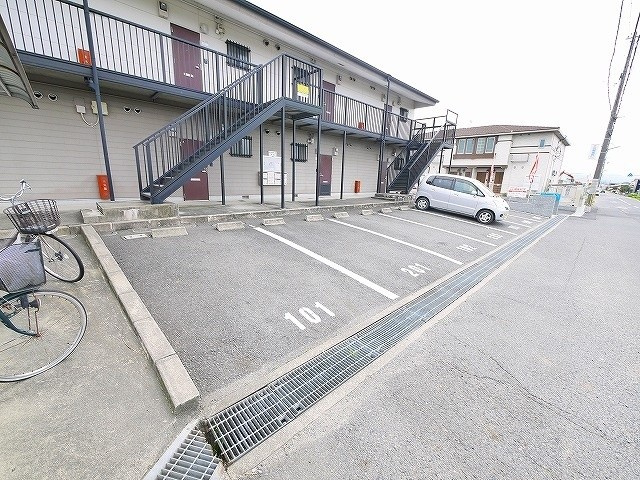 エスポアールTHの駐車場|車をお持ちの方に嬉しい駐車場付きの物件です