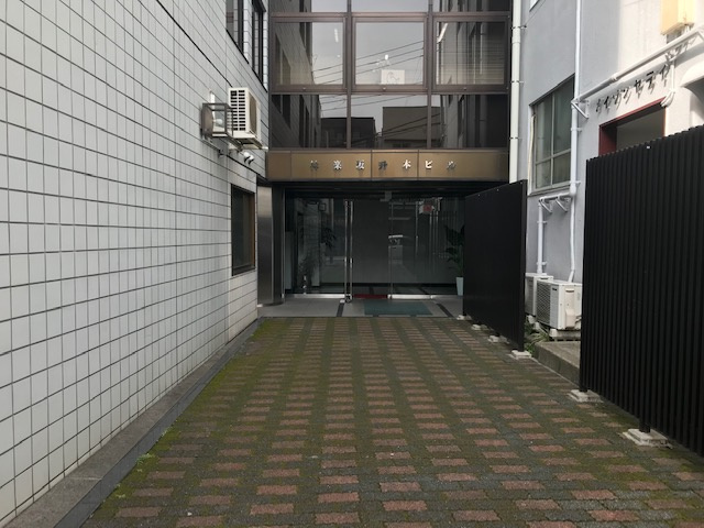 神楽坂升本ビルの玄関