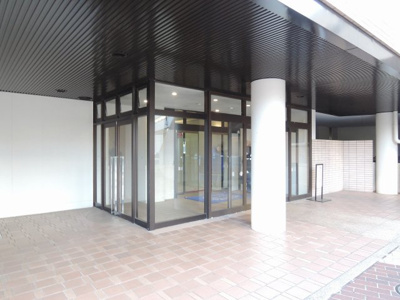 【エントランス】 | パークシティ新川崎・西三番街D棟 | JR横須賀線「新川崎」駅徒歩4分、JR南武線「鹿島田」駅徒歩4分と好立地。
通勤時間の短縮でご家族と過ごす時間を増やす事が出来ます。