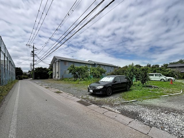 陽のあたる窓辺の駐車場
