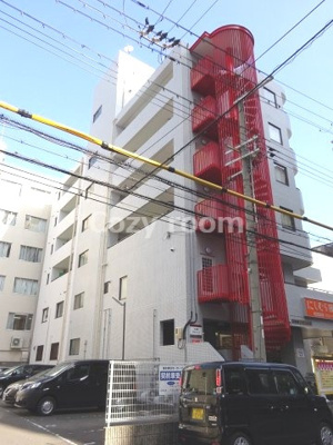 【外観】 | 江坂東OMパレス | 赤と白のコントラストがお洒落な外観です