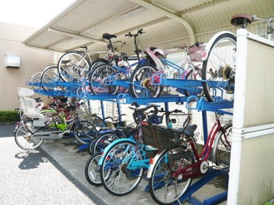 【その他共用部分】 | ラ・ヴィレットオリモ | 屋根付きの駐輪場で雨が降っても大切な自転車が濡れなくてすみますね♪荷物が重いときに自転車があれば助かりますね！