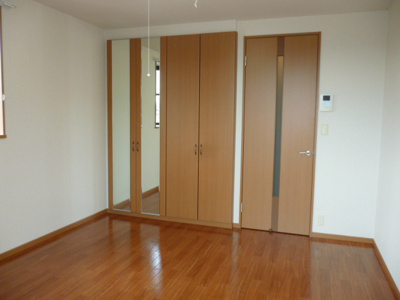 【寝室】 | メゾフォルテ | 収納トビラには姿見の鏡付きです（*^^）v