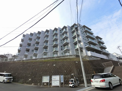 【外観】 | グランドメゾン氷取沢 | 全部屋南向きにつき陽当たり良好。雁行設計による独立性の高い住戸配置です。
匂いが居室につきにくい独立キッチン採用♪