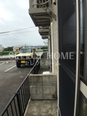 【バルコニー】 | シャトーリ幸田 | 外からの目が気にならないバルコニーで洗濯物が干せます