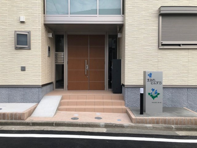 【エントランス】 | すみれヒルズD【SHM】 | 共用エントランスは不審者の侵入を未然に防ぐオートロック付き！防犯対策充実しています◎