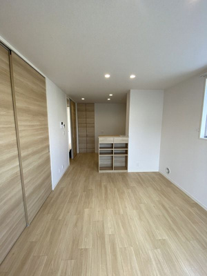 【居間・リビング】 | すみれヒルズD【SHM】 | バルコニーに繋がる南東向き角部屋二面採光11.1帖のリビングダイニングキッチンです♪エアコン付きで1年中快適に過ごせますね☆