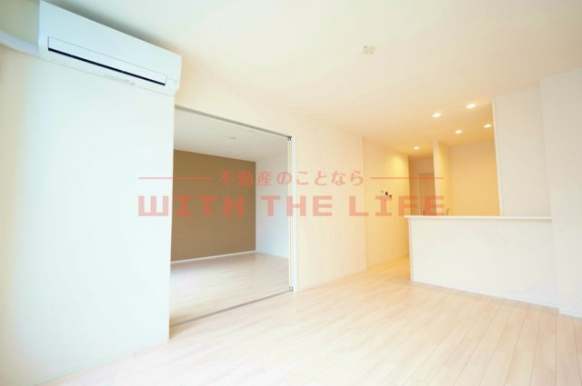 ユニヴァリィサクセス【10,000円キャッシュバック対象物件】の居間・リビング|こちらの居間で趣味の時間をお楽しみください