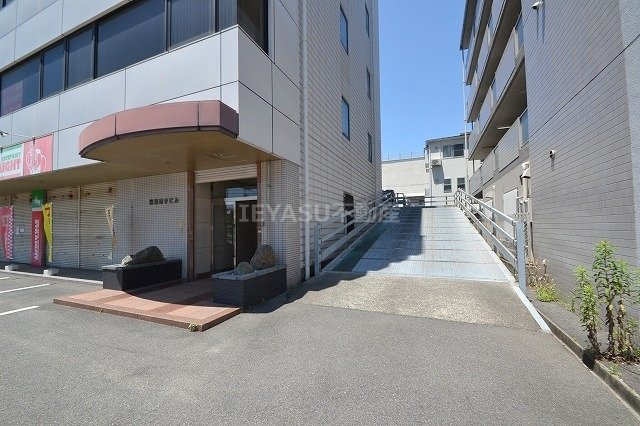 空港通りビルの駐車場