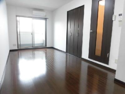 グランシティレジデンス京都駅前（旧GARNET RESIDENCE 七条河原町）の居間・リビング|洋室
