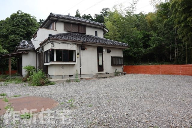 入間郡毛呂山町葛貫　中古戸建　の外観|広ーい敷地　約１７０坪　駐車スペース（複数台）、お庭スペースとご自由にご活用ください。